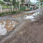 Warga Sindangjaya keluhkan Jalan rusak tak kunjung diperbaiki.