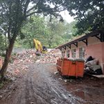 Kantor DLH dijadikan pembuangan sampah sementara.