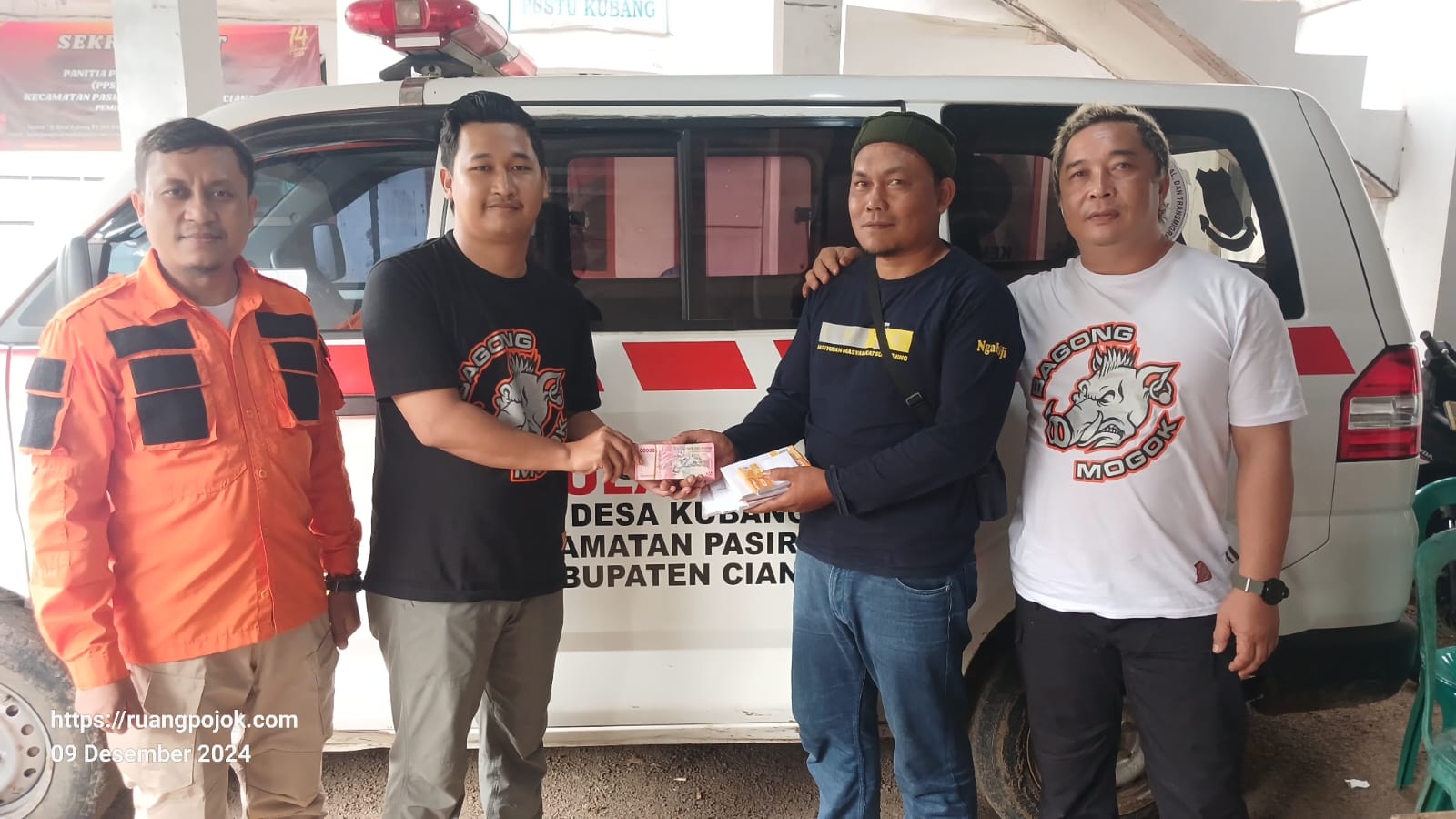 Mang Gopar Bersama Bagong Mogok Berikan Bantuan Kepada Warga Kubang