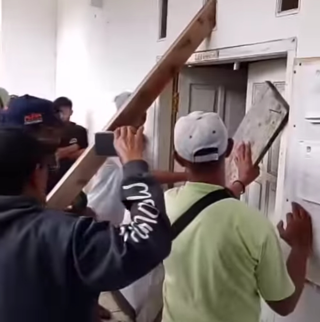 Kantor Desa Padaluyu Disegel Ratusan Warga, Diduga Selewengkan Dana Desa