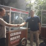 Peduli Usaha Mikro, Dua Gerobak Diskumdagin Disalurkan PWI Cianjur