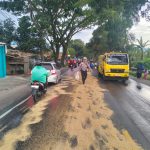 Ada Tumpahan Oli Sepanjang Jalan Raya Sukabumi Desa Songgom, Polisi Gercep Turun Tangan