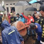 Gorol Penuh Cinta, Bupati Cianjur Dan Istri Turun Langsung Bantu Perbaikan Jalan