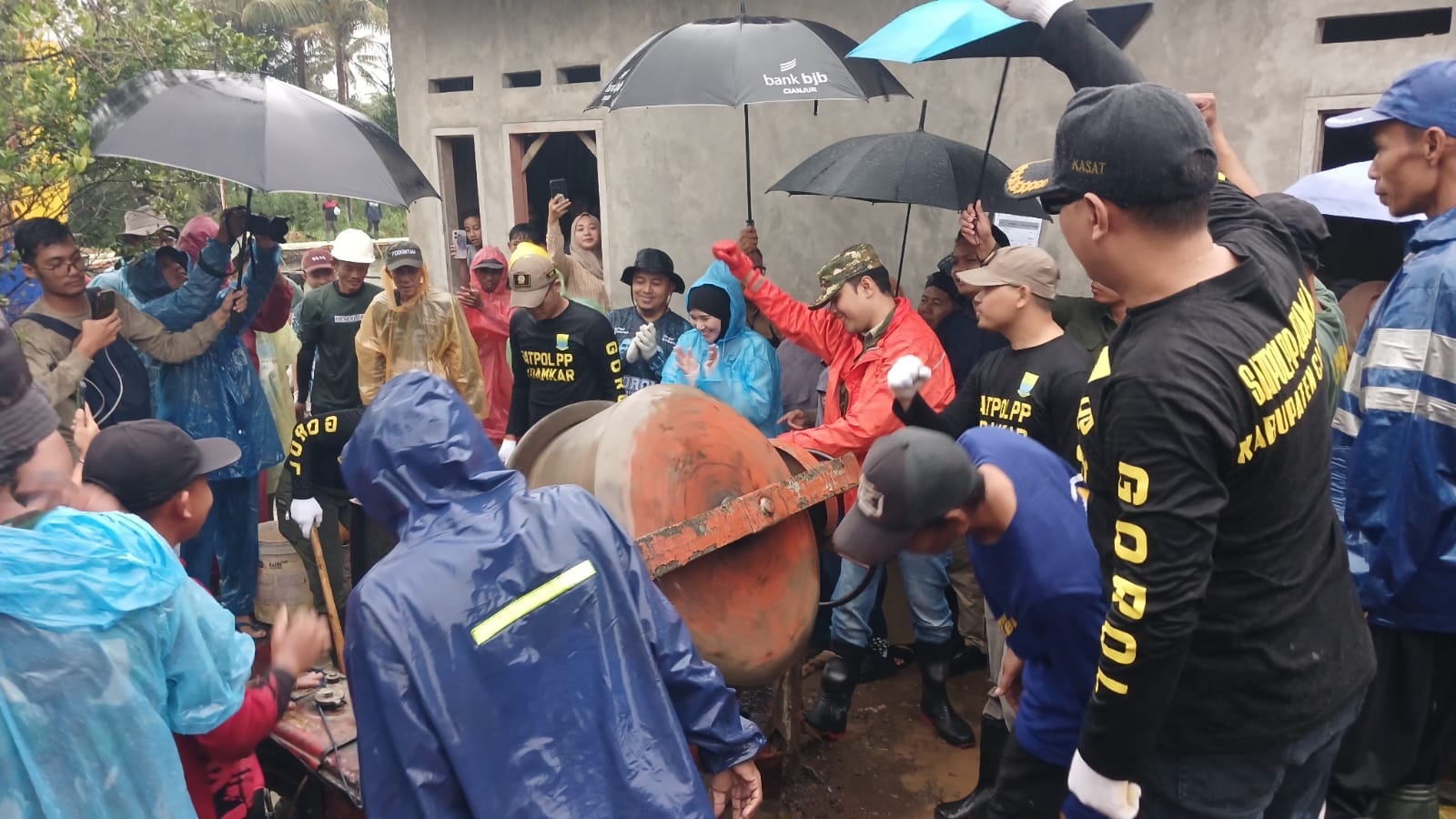 Gorol Penuh Cinta, Bupati Cianjur Dan Istri Turun Langsung Bantu Perbaikan Jalan