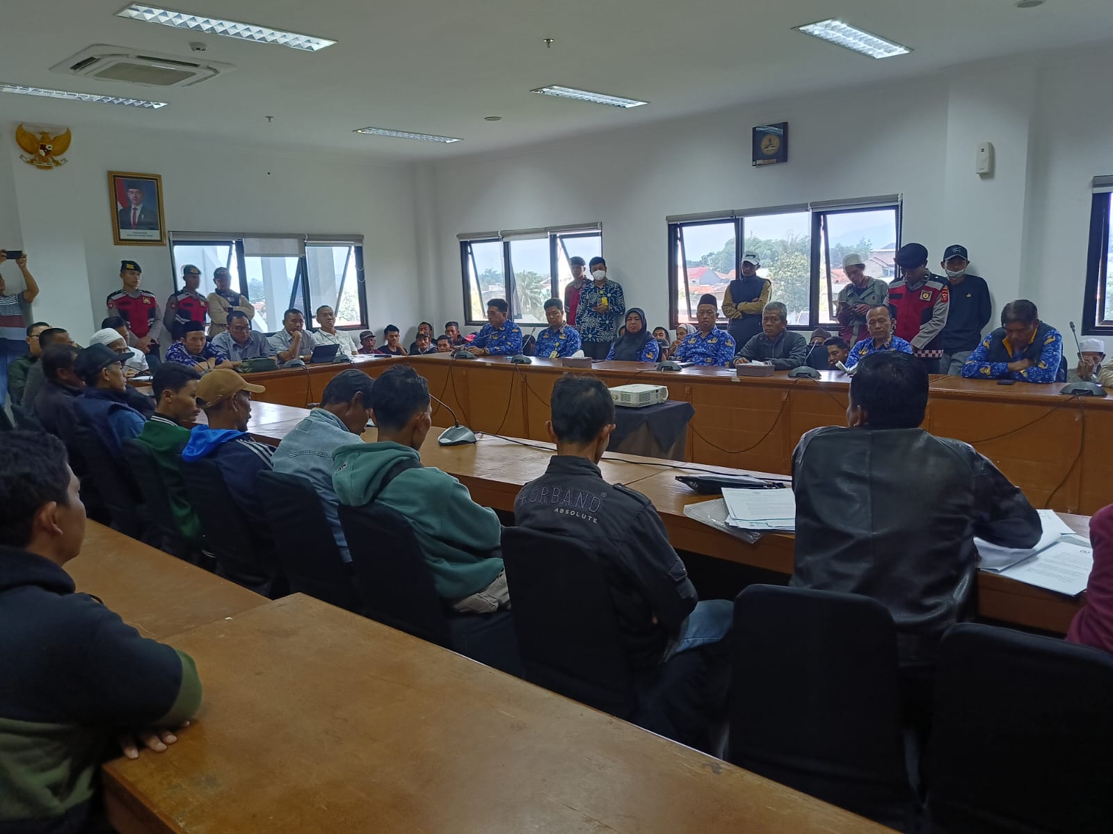 Menyoal Status Tanah Batulawang, Warga Geruduk Gedung DPRD Cianjur