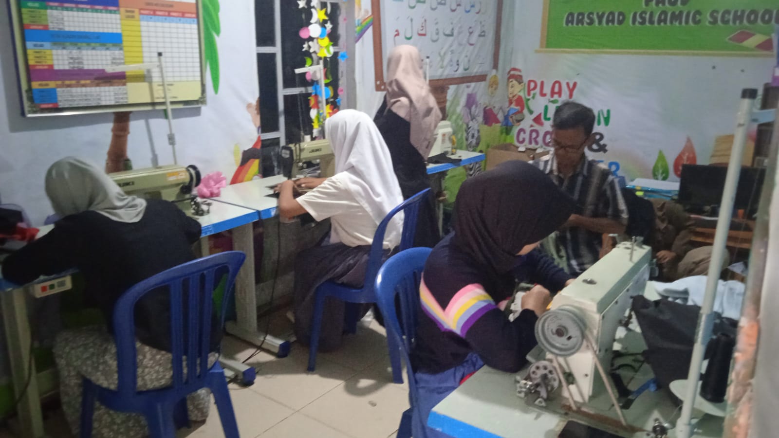 Pelatihan Menjahit di PKBM Arsyad Unggul dan Cerdas, Melatih Siswa Siap Kerja