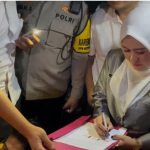 Mahasiswa Demo Tolak UU TNI, Ketua DPRD Cianjur Temui Massa