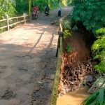 Jembatan Penghubung Desa di Sukaluyu Terancam Ambruk Pasca Banjir