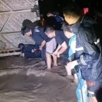 Banjir Besar Melanda, Warga Cikole Maleber Gotong Royong Bersihkan Bongkahan Pohon