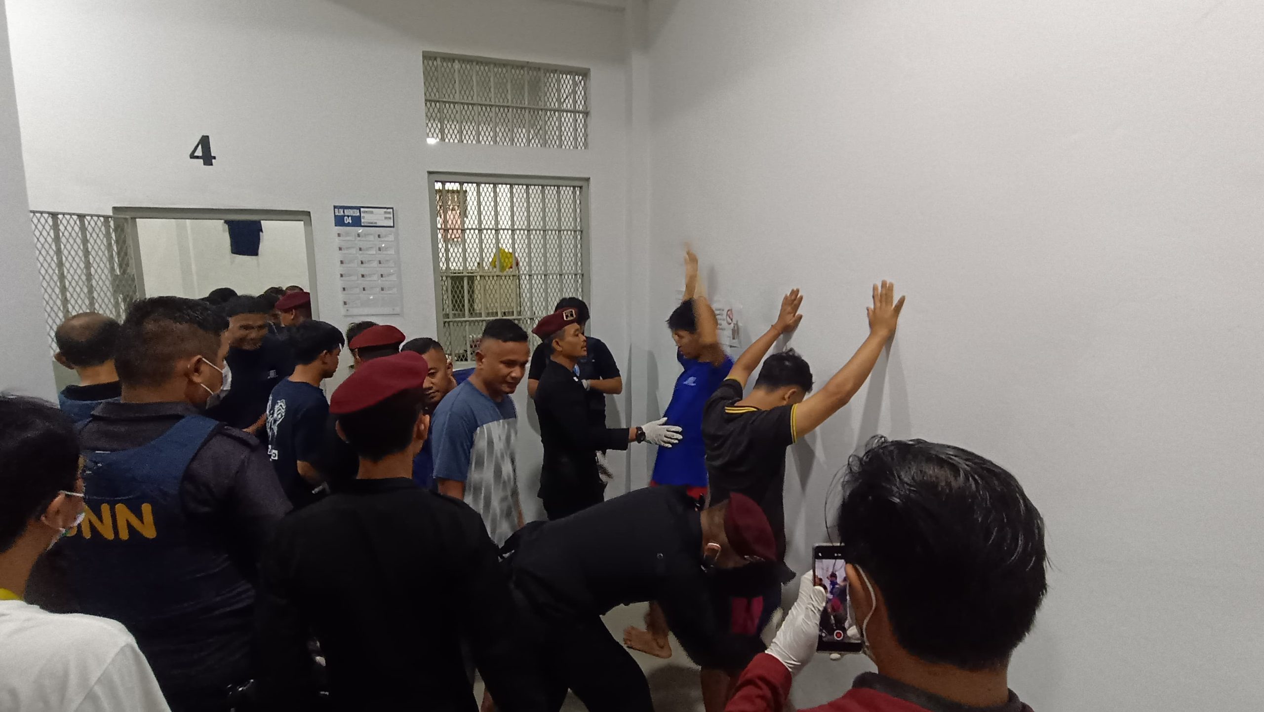 Razia Gabungan Lapas Cianjur, Bebas HP dan Narkoba