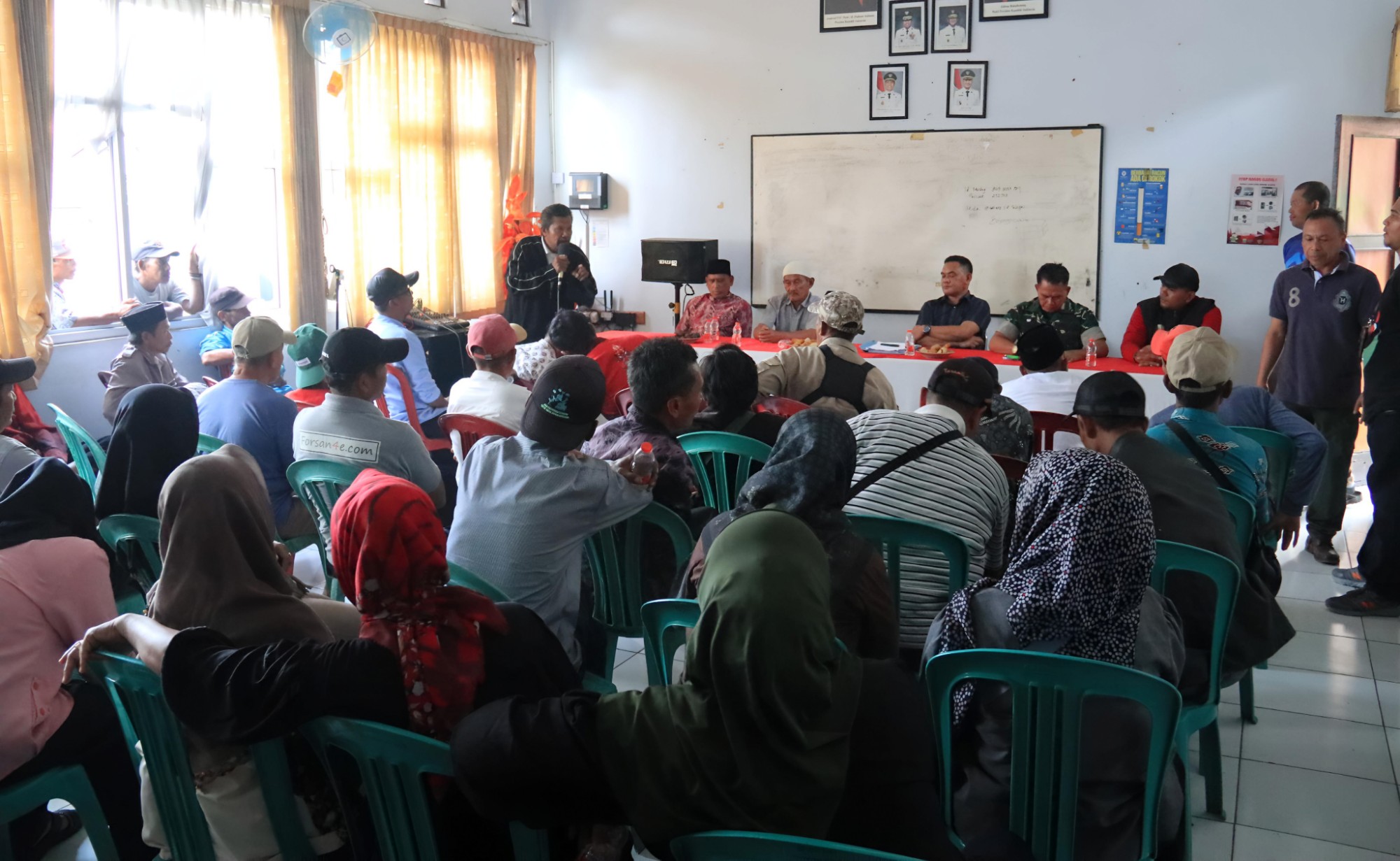 Warga Cibarengkok Kekeuh Segel Kantor Desa, Camat Harap Pelayanan Berjalan