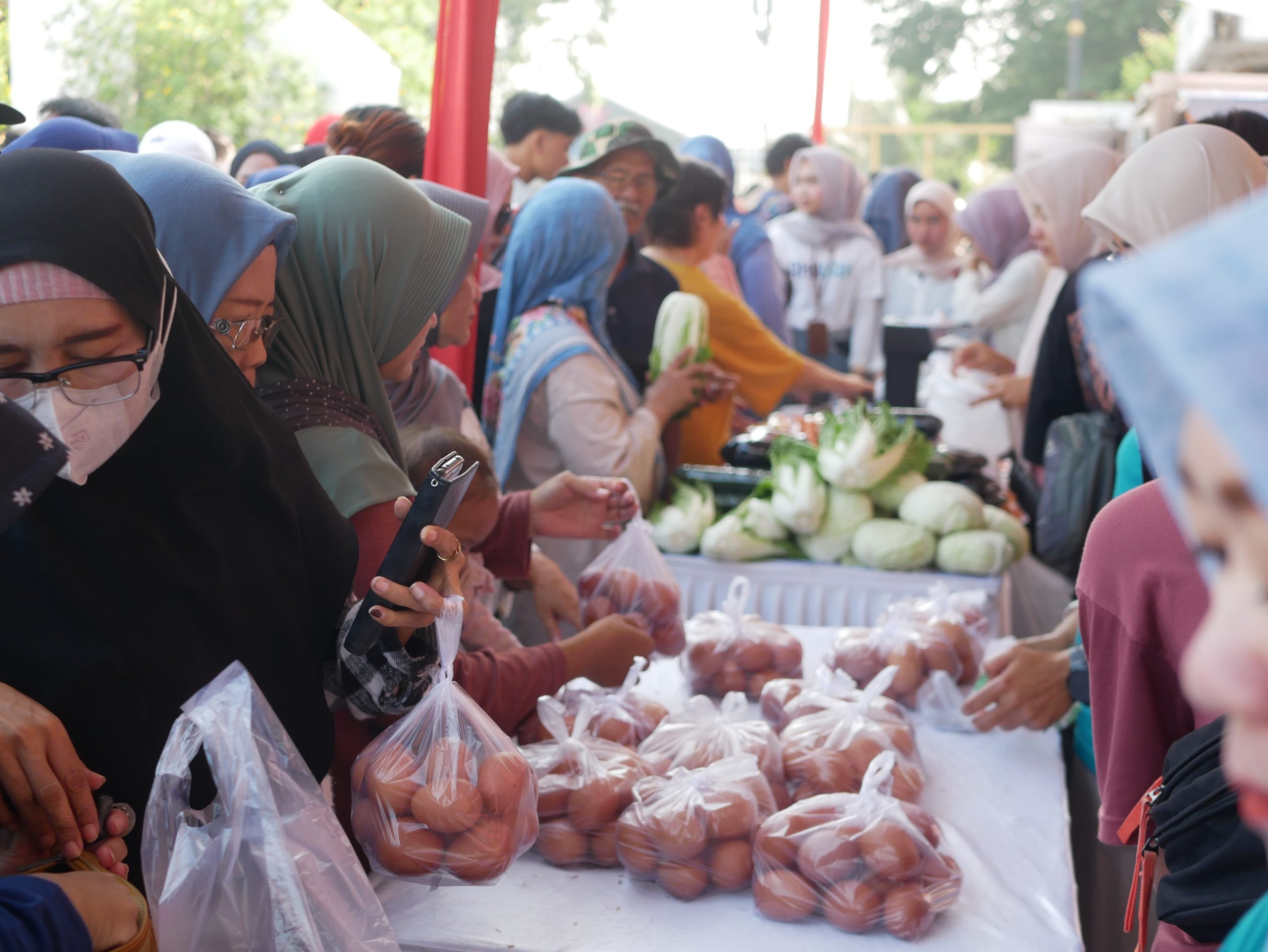 Gerakan Pasar Murah di Alun-Alun Cianjur Diserbu Warga, Harga Sembako di Bawah Pasaran