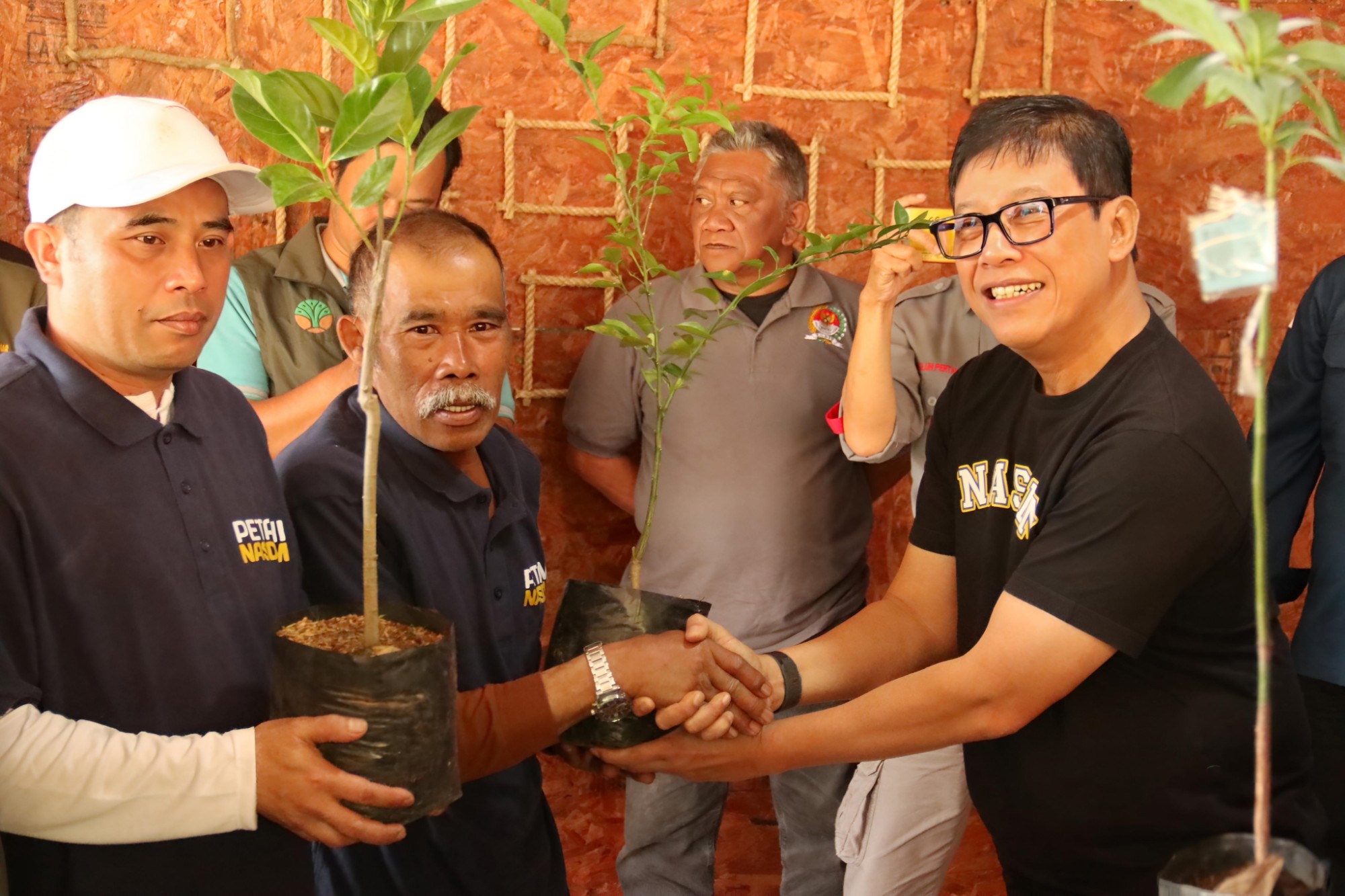 Lestarikan Lingkungan Puncak, Partai NasDem Tanam 2.000 Pohon di Ciloto