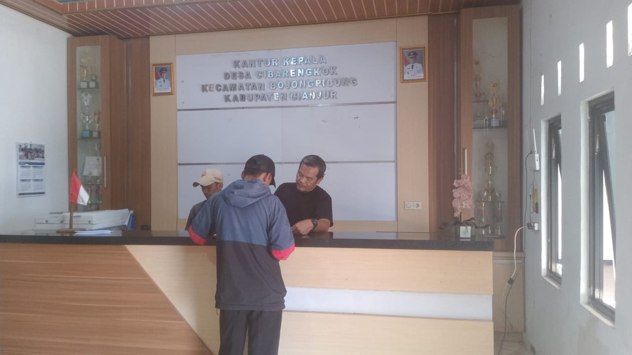 Pelayanan Publik di Kantor Desa Cibarengkok Kembali Beroperasi Usai Disegel Warga