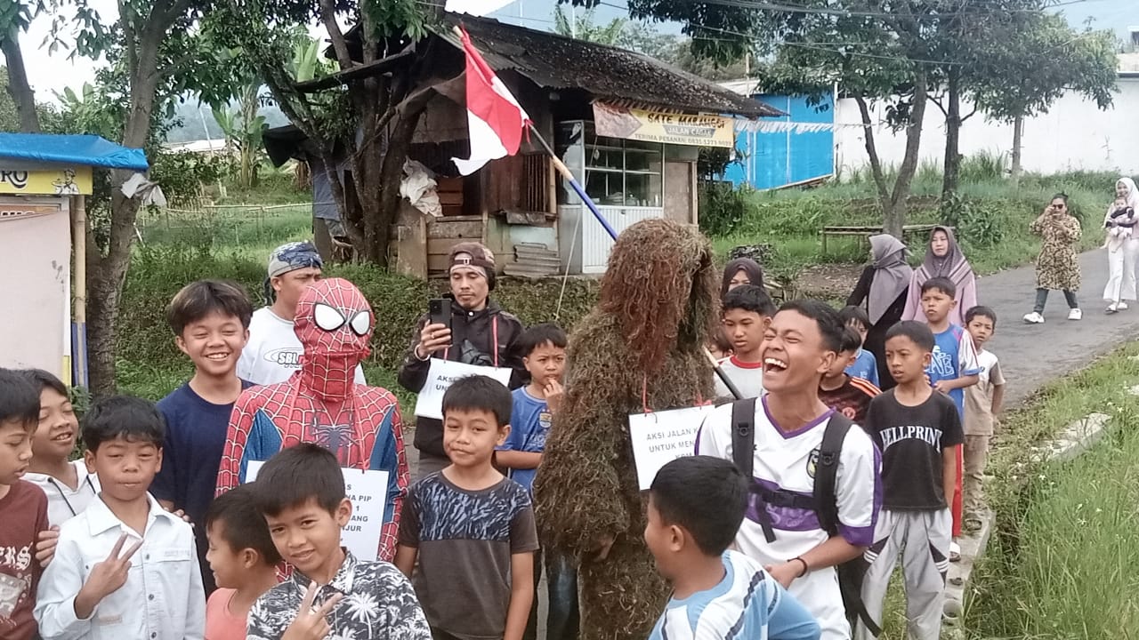 Kasus PIP SDN Nyalindung Gelap, Warga Jalan Kaki Minta Bantuan KDM daripada Bupati Cianjur