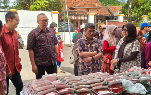 Warga Serbu Gerakan Pangan Murah di Sukaluyu Cianjur