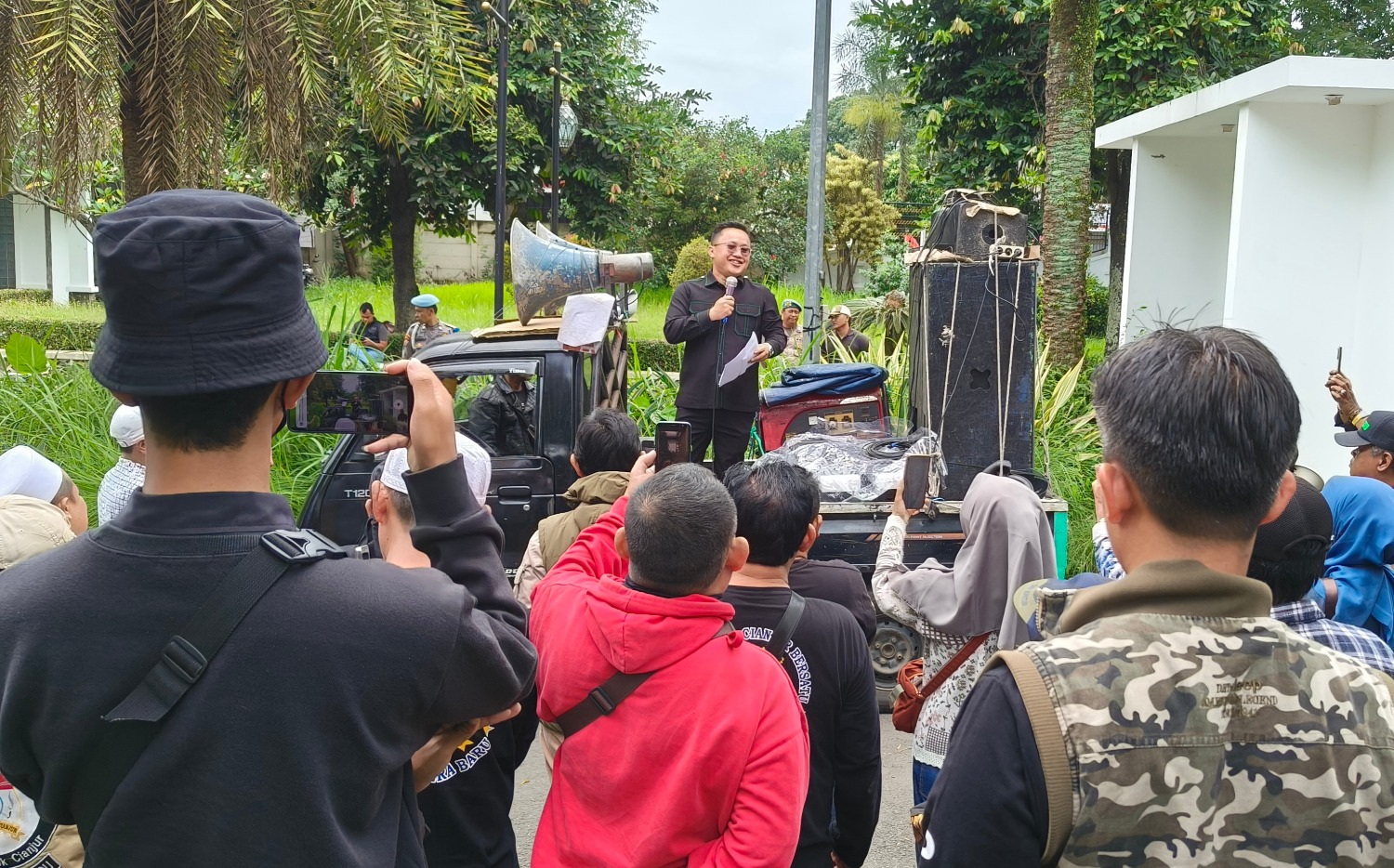 Ratusan Pedagang Pasar Geruduk Gedung DPRD Cianjur, Janji Pemerintah Hanya Omon-Omon