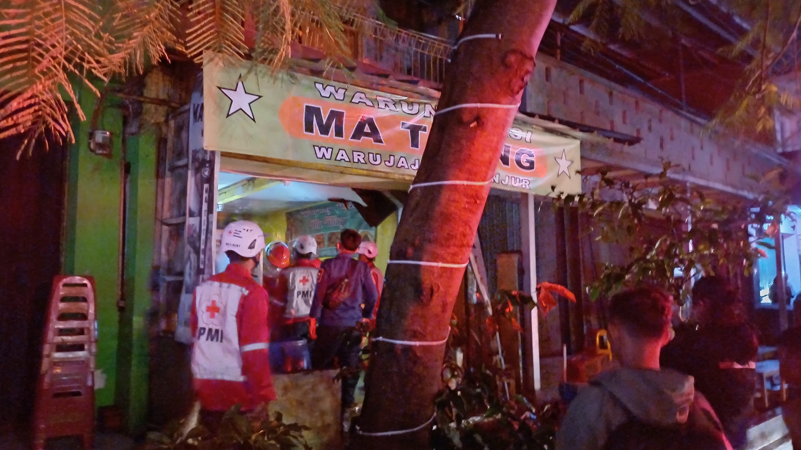 Warung Nasi Mak Titing di Lahap Si Jago Merah, Petugas Sempat Terhambat Keramaian