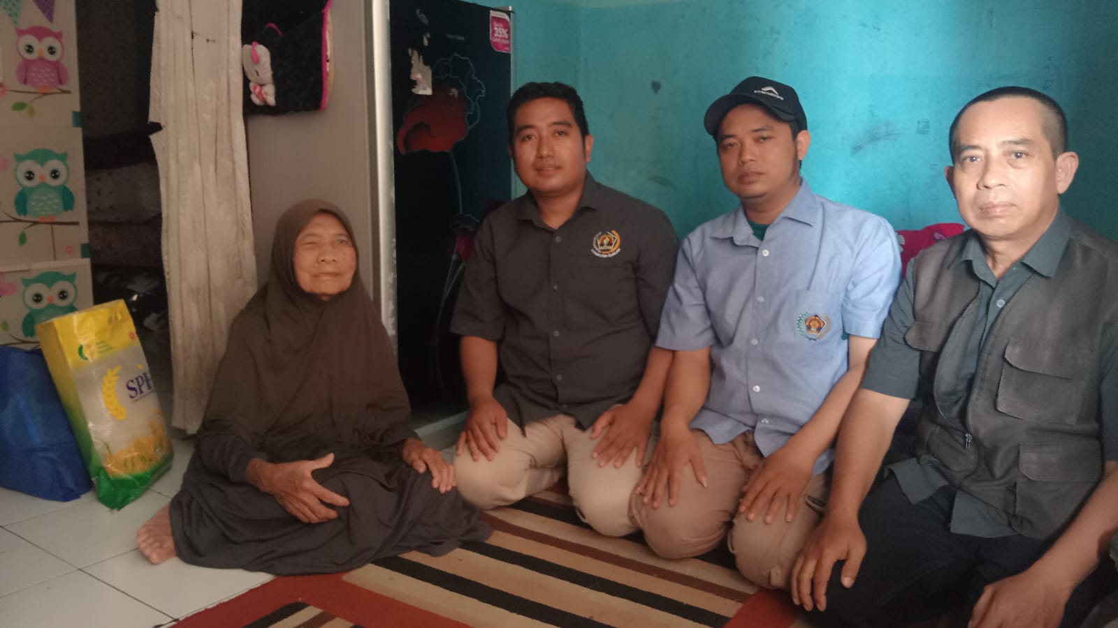 Jompo Tak Tersentuh Bansos, kolaborasi Teh Metty dan PWI Cianjur Bantu Warga Solokpandan