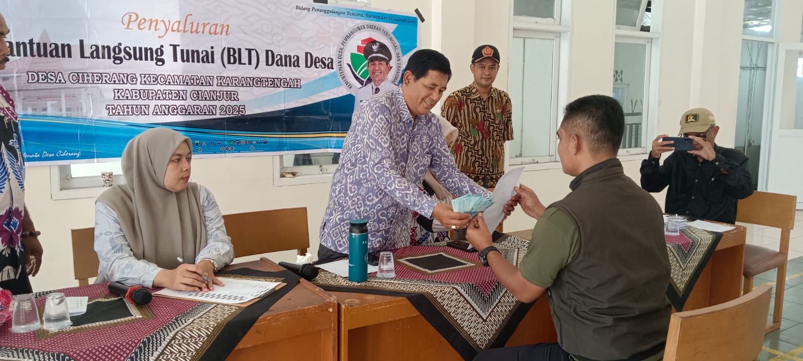 BLT Dana Desa Tahap III Cair, 42 Warga Miskin Ciherang Terima Rp900 Ribu