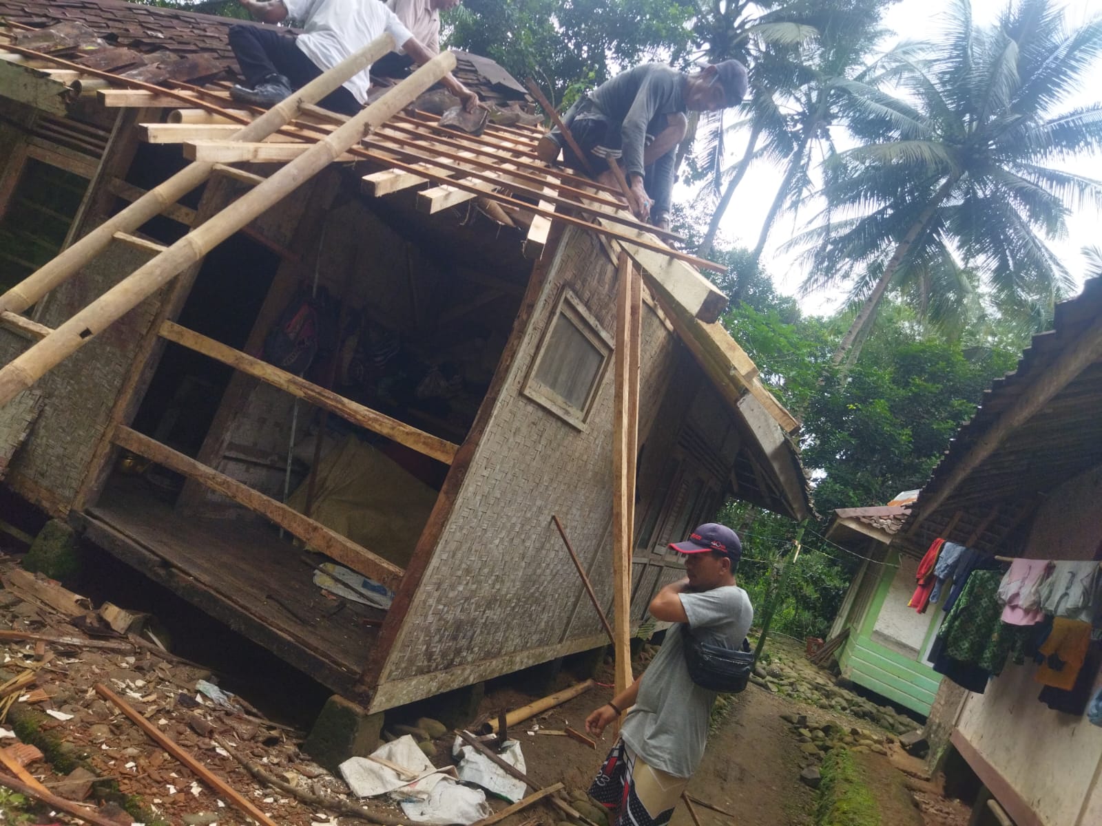 Warga Bergerak Tanpa Menunggu Negara, Rumah Nenek Omah Nyaris Roboh Diperbaiki Swadaya