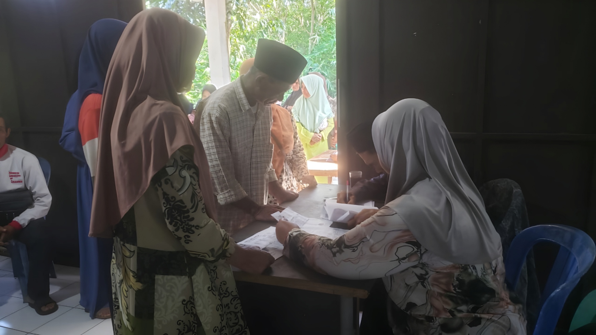 Ratusan Keluarga di Cijedil Terima Bansos Pangan, Beras dan Minyak Goreng Dibagikan