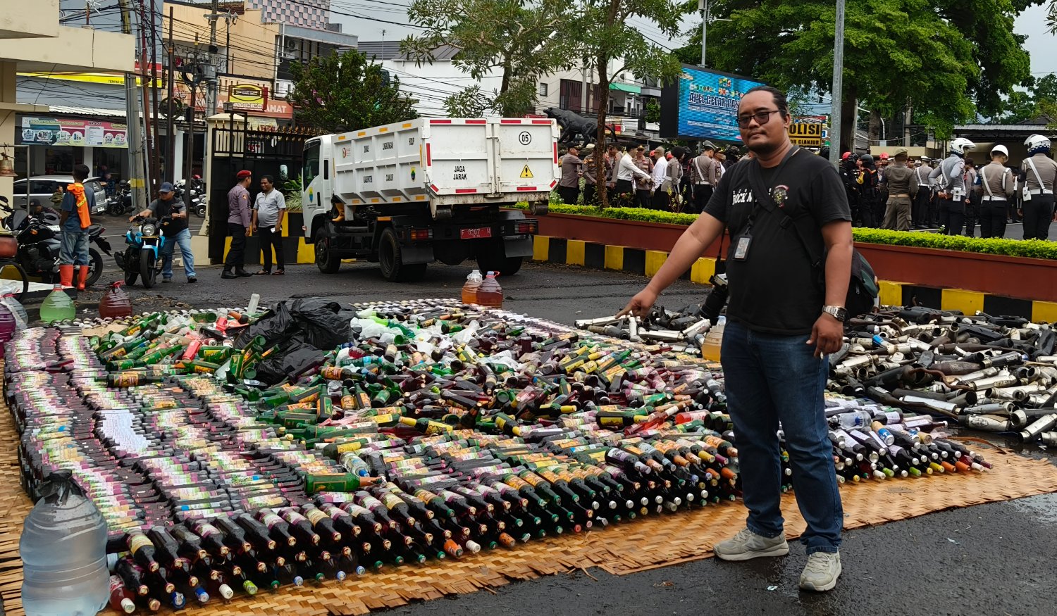 Polres Cianjur Musnahkan 8.070 Botol Miras dan 6.603 Knalpot Bising Jelang Nataru