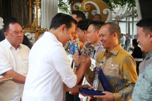 Bayar Pajak Tepat Waktu, Camat Mande Pulang Bawa Penghargaan Anugerah Pajak Cianjur 2025