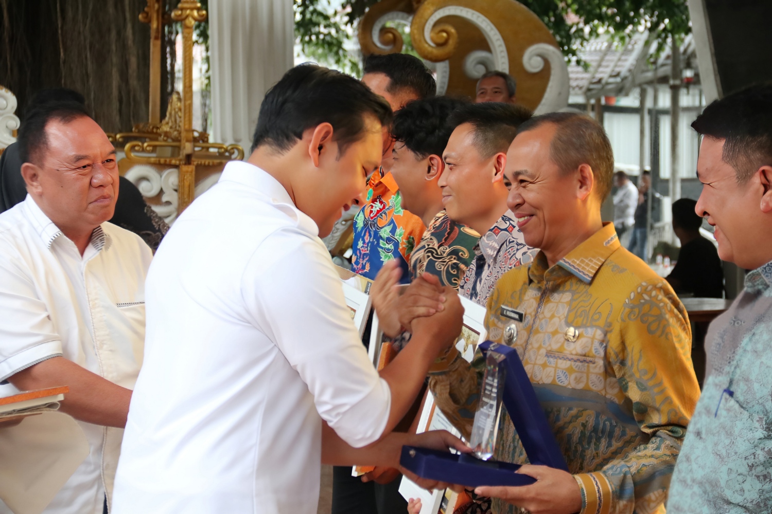 Bayar Pajak Tepat Waktu, Camat Mande Pulang Bawa Penghargaan Anugerah Pajak Cianjur 2025