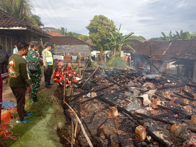 Diduga Korsleting, Dua Rumah Warga di Cianjur Selatan Ludes Terbakar