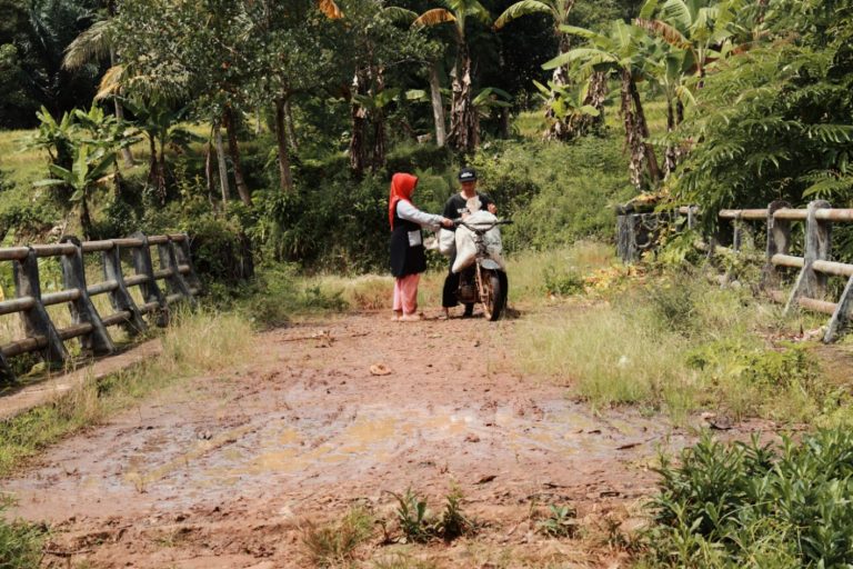 Jalan Kabupaten Rusak Parah di Mekarsari Pagelaran Seolah Dilupakan Pemerintah Cianjur
