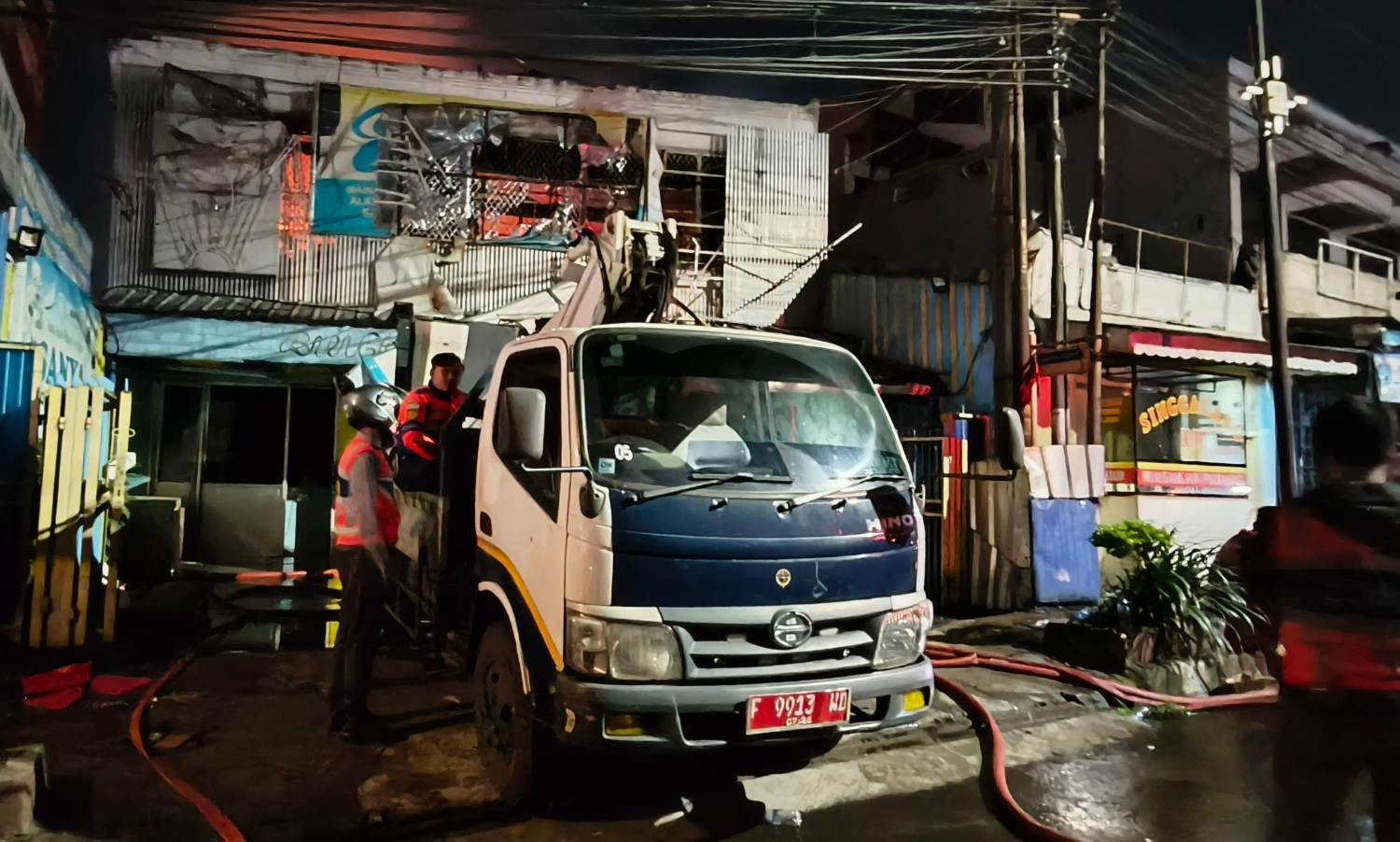 Kebakaran Toko Sanya Cianjur, Dishub Kerahkan Crane dan Personel Amankan Akses Damkar