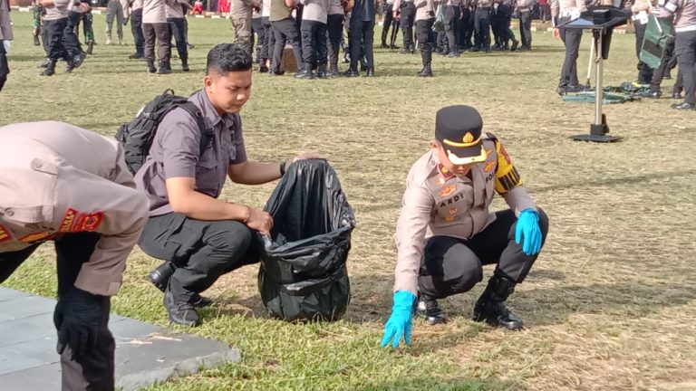 Polres Cianjur Turun Langsung Bersihkan Lingkungan, Tegaskan Aksi Nyata Instruksi Presiden