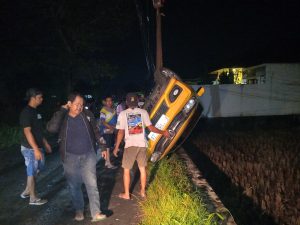 Mobil Honda Brio Tergelincir dan Terbalik Masuk Sawah di Karangtengah Cianjur, PJU Minim Diduga Jadi Penyebab