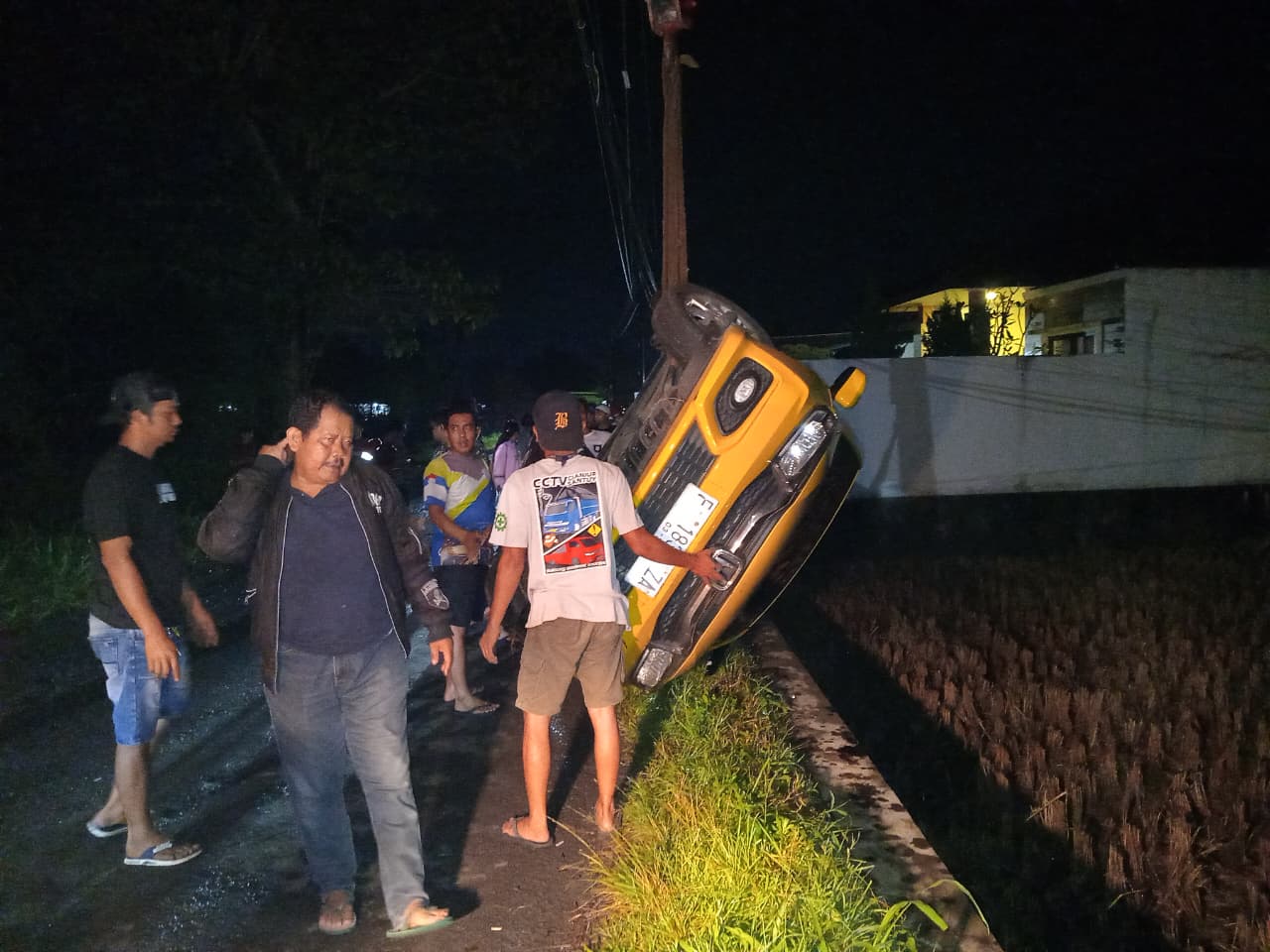 Mobil Honda Brio Tergelincir dan Terbalik Masuk Sawah di Karangtengah Cianjur, PJU Minim Diduga Jadi Penyebab