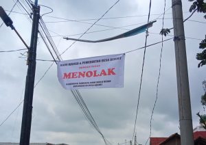 Warga Benjot Tegas Tolak Rencana Pendirian Kandang Ayam, Spanduk Penolakan Tersebar di Enam Titik