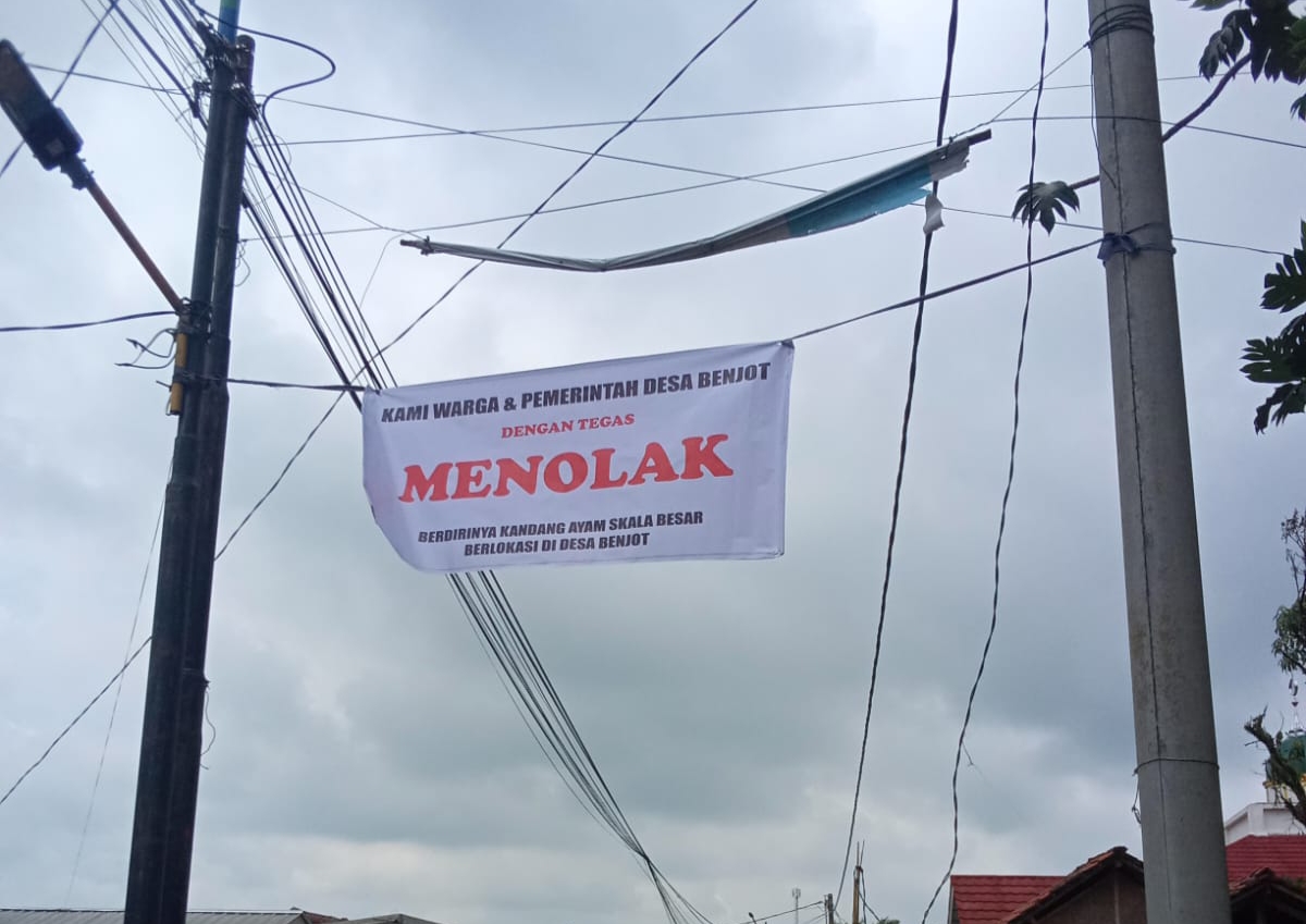 Warga Benjot Tegas Tolak Rencana Pendirian Kandang Ayam, Spanduk Penolakan Tersebar di Enam Titik