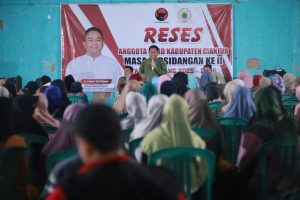 Reses DPRD Cianjur di Cugenang, Fahmi Zulfahmi Salurkan 500 Paket Sembako dan Tampung Keluhan Warga