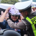 Polres Cianjur Bagikan Helm Gratis, Tingkatkan Kesadaran Keselamatan Pengendara