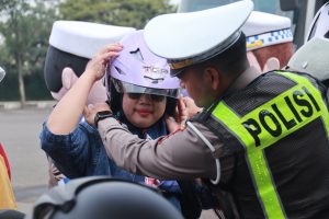 Polres Cianjur Bagikan Helm Gratis, Tingkatkan Kesadaran Keselamatan Pengendara
