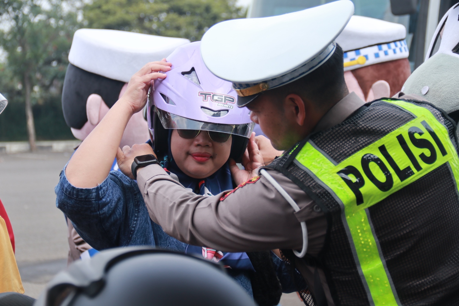 Polres Cianjur Bagikan Helm Gratis, Tingkatkan Kesadaran Keselamatan Pengendara