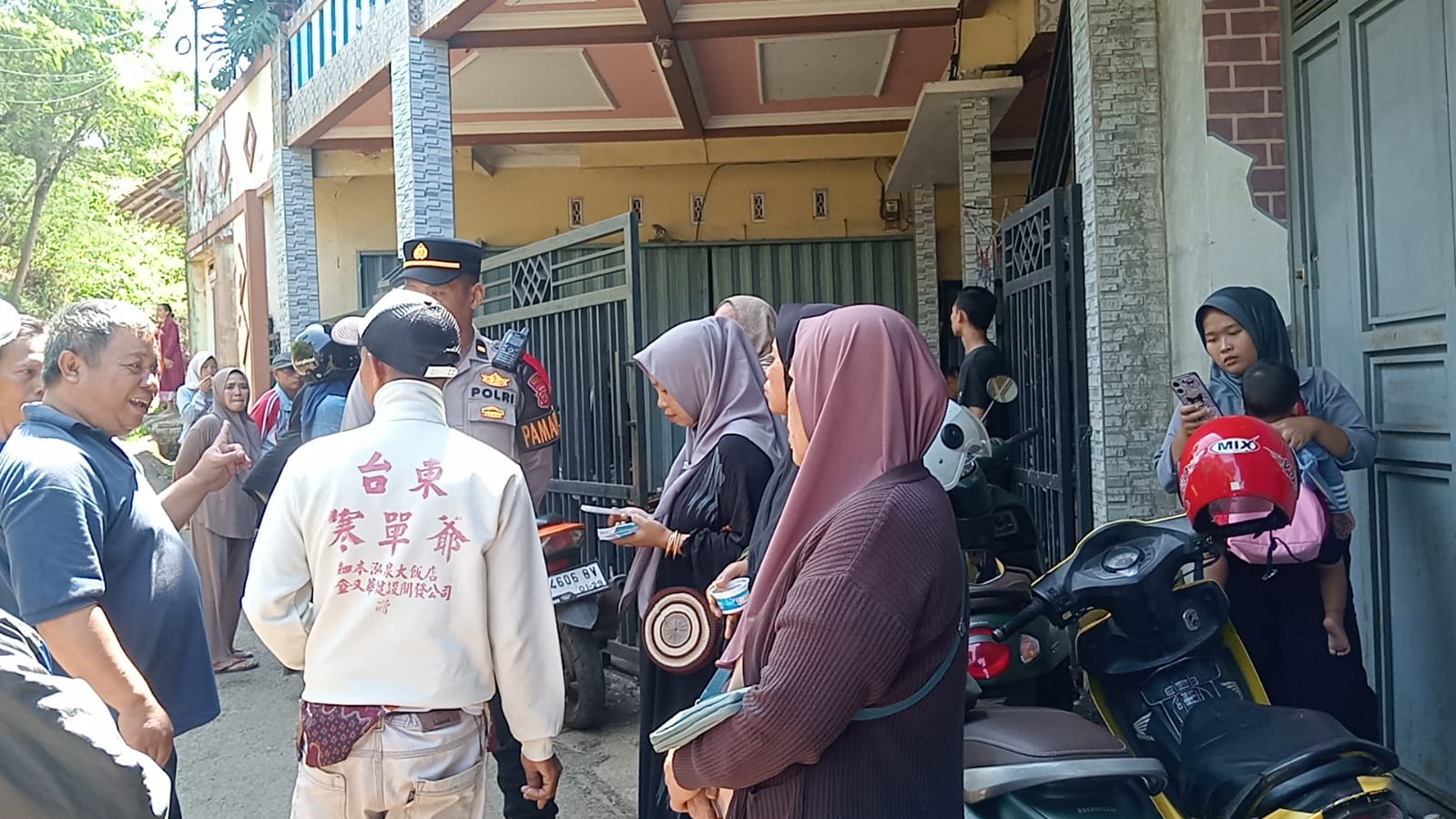 Puluhan Warga Geruduk Bos Paket Lebaran di Cianjur, Diduga Tipu Arisan Sembako Jelang Idulfitri