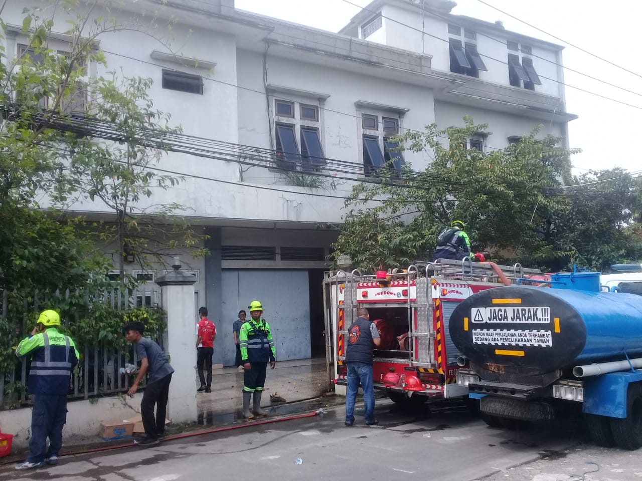 Bangunan Dekat Indogrosir di Cianjur Terbakar, Akses Terkunci Sempat Hambat Pemadaman