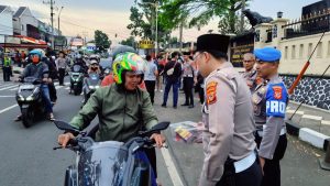 Berkah Ramadan, Polres Cianjur dan Mahasiswa Berbagi Takjil Gratis, Perkuat Sinergi Jaga Kamtibmas