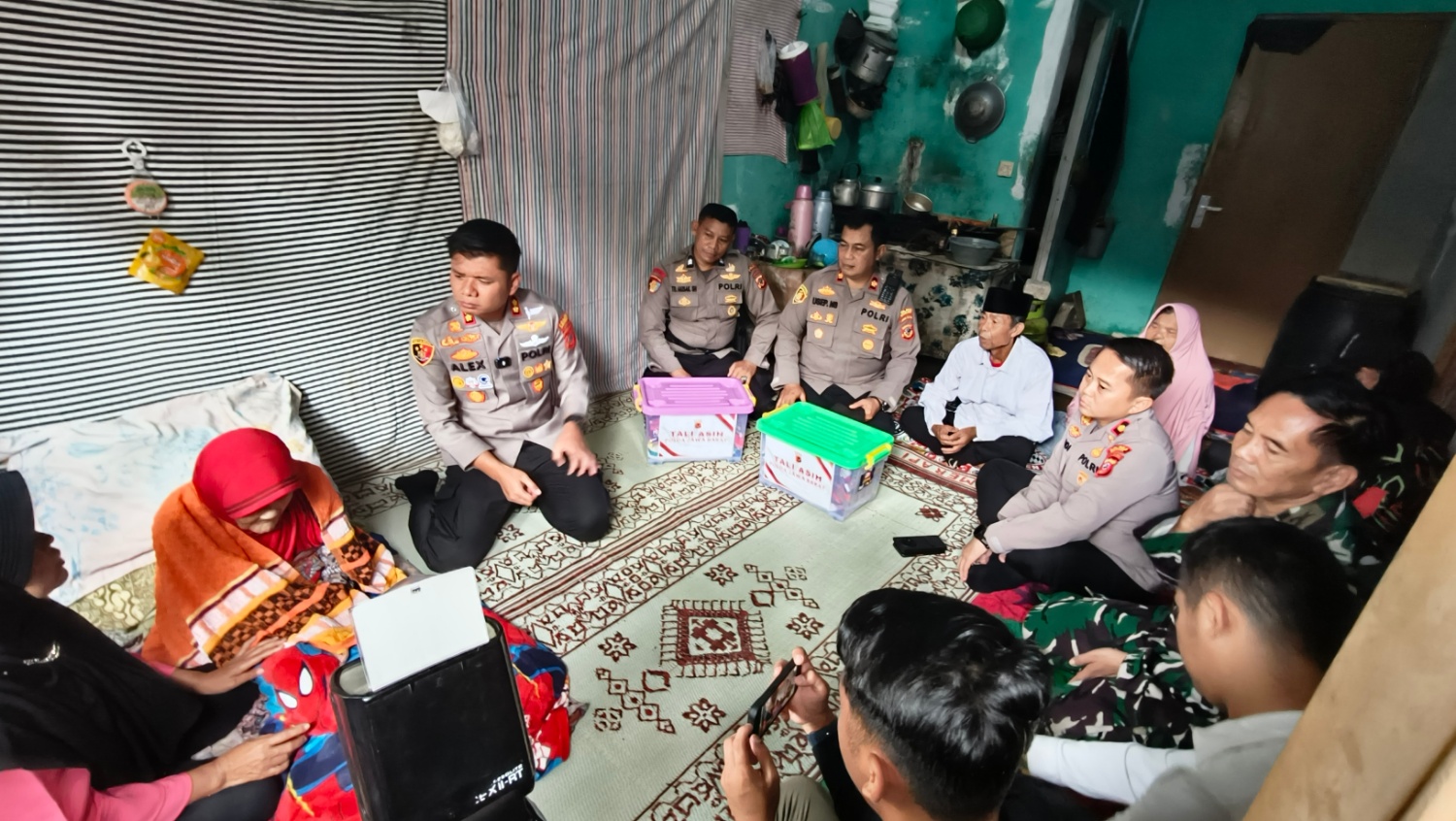 Tragedi Labu Siam di Cugenang, Kapolres Cianjur Datangi TKP dan Beri Tali Asih pada Keluarga Korban