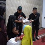Bagong Mogok “Geber Masjid” di Gekbrong, Bersihkan Tempat Ibadah dan Santuni Anak Yatim