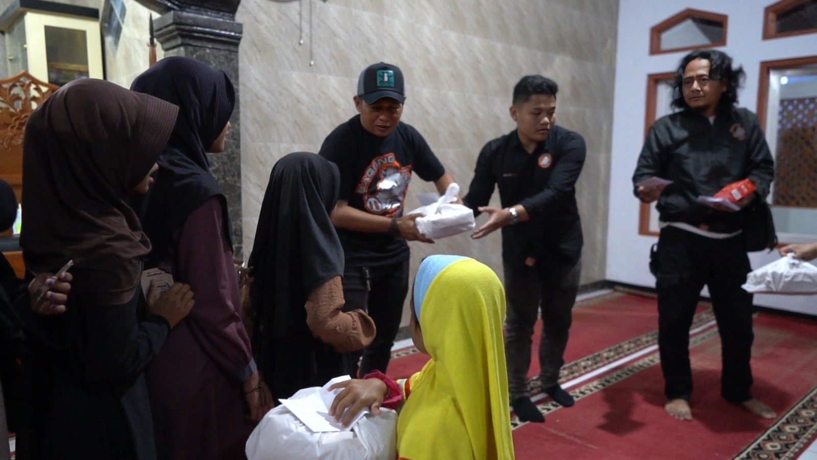 Bagong Mogok “Geber Masjid” di Gekbrong, Bersihkan Tempat Ibadah dan Santuni Anak Yatim