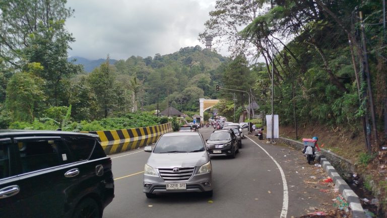 H+3 Lebaran, Arus Cianjur – Puncak Dikuasai Wisatawan, One Way Picu Antrean 5 Km