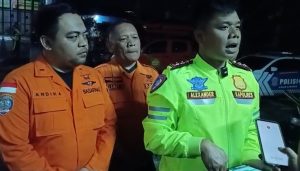 Hujan Deras Picu Banjir Cipanas, Sepasang Pengendara Motor Diduga Hanyut ke Sungai