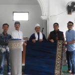 Legislator Jabar Onnie S Sandi Salurkan Karpet Sajadah untuk Warga Benjot Cugenang